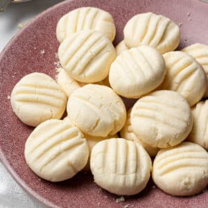 Pile of cornstarch cookies on a large plate